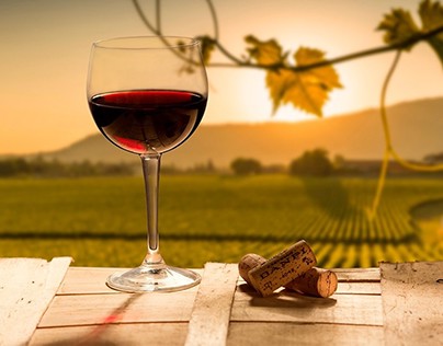 Bicchiere di vino rosso al tramonto.