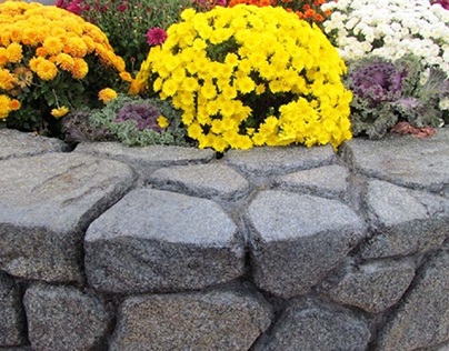 Incorporating Retaining Walls Into a Landscape