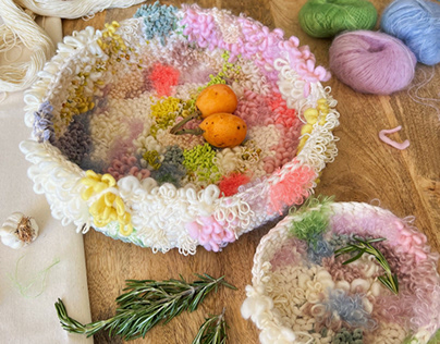 Knitted dishes with mold