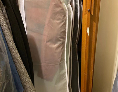 What size is a standard garment bag?