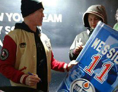 Legendary hockey player Mark Messier signing my print!