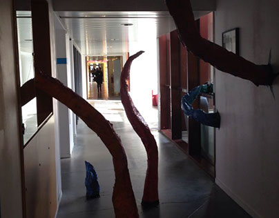 Installation In Situ : Le monstre de l'école