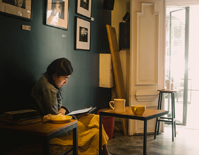 A japanesse woman reading in Almanegra Café
