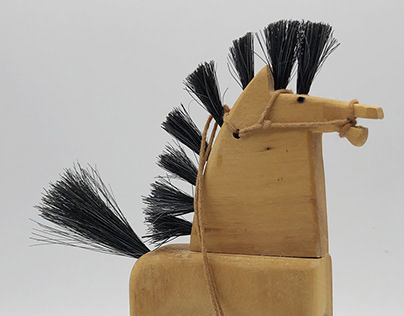 Caballo con pinceles / Horse with brushes