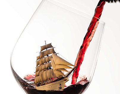 Şarap dalgalarına karşı yüzen gemi.