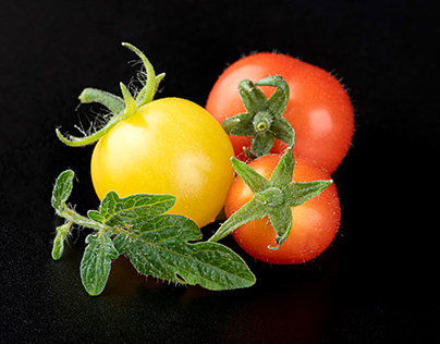 Photographing cherry tomatoes on a black background