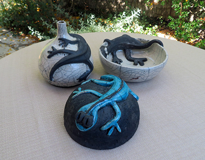 Vessels with geckos fired using the raku technique