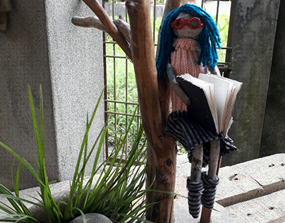 The reading girl ! newspaper craft !!!