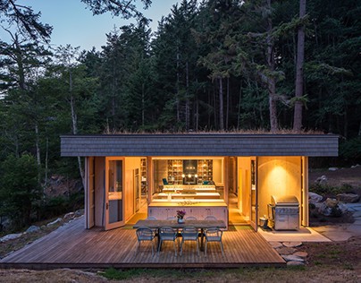 Lone Madrone Retreat by Heliotrope Architects