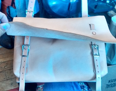 Leather: Bag: Messenger Bag