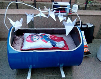 Recycle an oil barrel and convert it into a baby bed