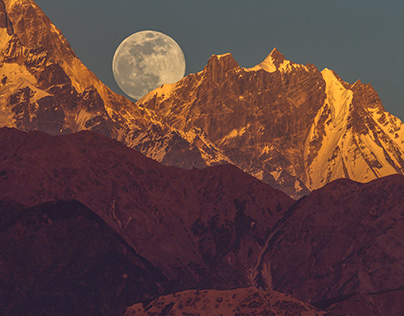 MOONRISE show above THE HIMALAYAS