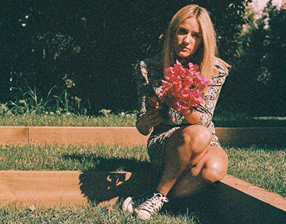 Tania loves flowers (Film stripe)