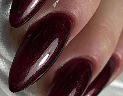 Glittering wine-colored gel nail polish