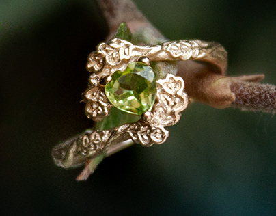 Ring with oak leaves and peridot