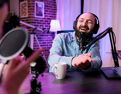 10 Best Popular Live Podcasts to Listen to in 2024