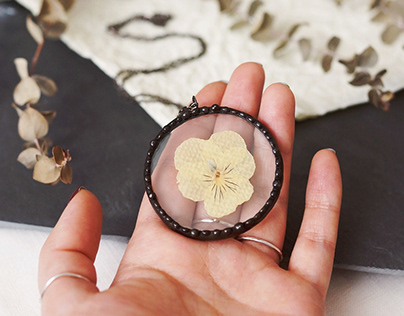 Amazing jewelry made of glass and pressed flowers