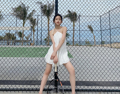 Linh Ka gây khó hiểu khi mặc váy yếm đi chơi tennis