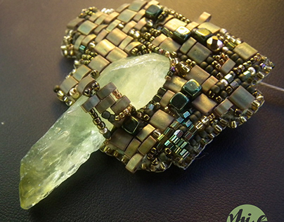 Pendant with green calcite
