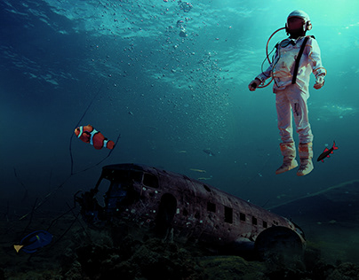 Aastronaut under water