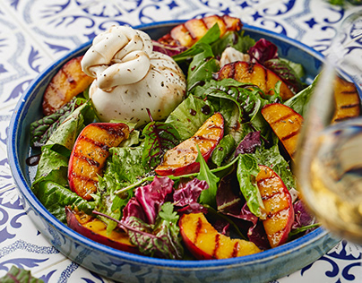 Salad with burrata and peaches