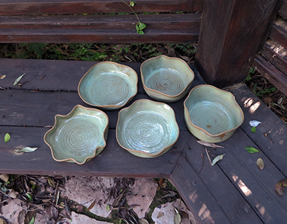 Organic-shaped ceramic bowls