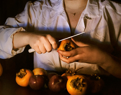 'rapariga descascando fruta.'