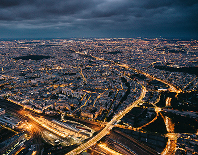 Flying over Paris by night !