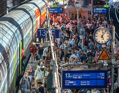 Überfüllter Bahnsteig am Hamburger Hauptbahnhof