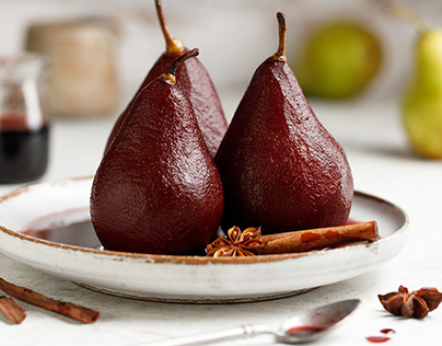 Spicy pears in red wine
