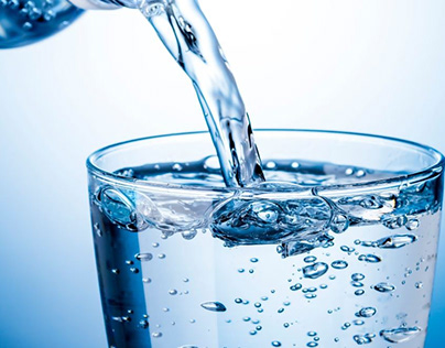 Uống nước suối tinh khiết hay nước khoáng tốt hơn