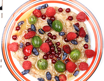 breakfast oatmeal with berries