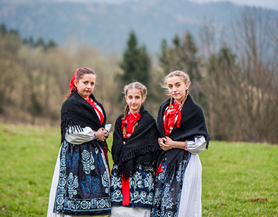 Folklore sisters
