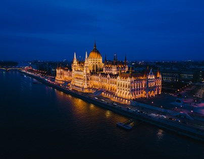 Budapest parliament coming alive at night
