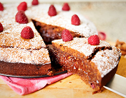 Create a heavenly brownie cake with raspberries