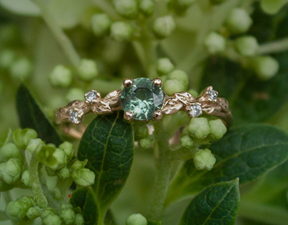Organic ring with small diamonds flowers