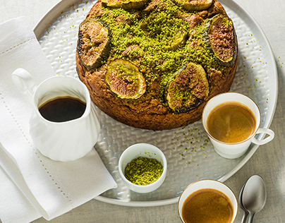 Pie with figs and pistachios