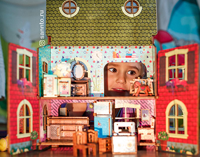 Dollhouse in a gift case