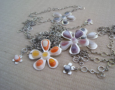 Lariat necklaces with flower-shaped pendants
