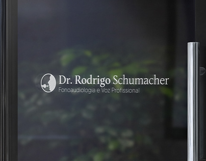 ID Visual: Dr. Rodrigo Schumacher - Fonoaudiólogo