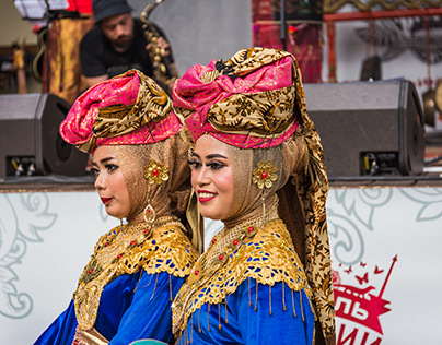two young Indonesian women in traditional clothes