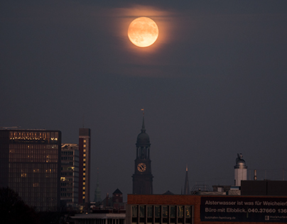 the uprising and moonset of the 2016 hamburg supermoon