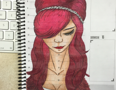 Femme aux cheveux rose