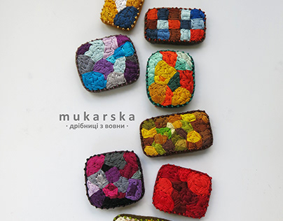 Multicolored embroidered brooches