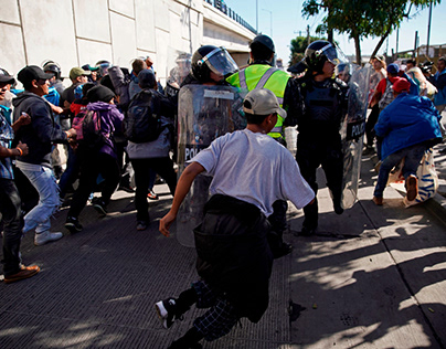 Brarrage avec les police à la frontière du Mexique