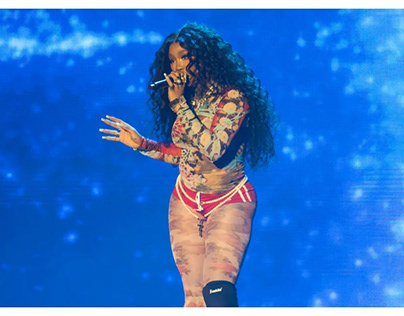 SZA shouts “Free Palestine” at her show in New Zealand.