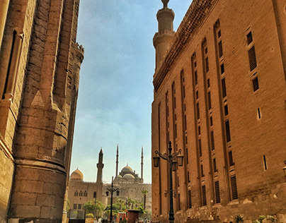 between al-sultan hassan and al-refaa'i mosques