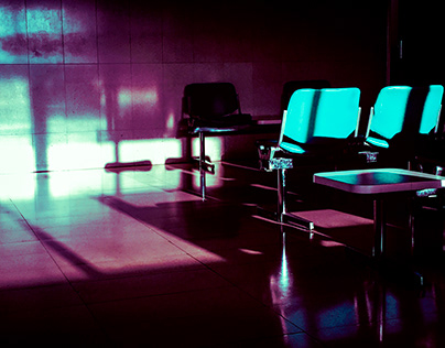 De salas de espera y sillas azules