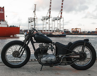 En moto hasta los antiguos docks de Puerto Madero