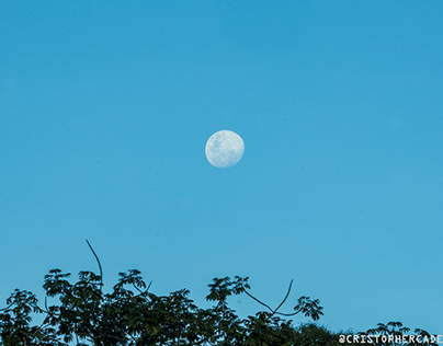 Luna llena con el cielo despejado de la tarde S.J.B